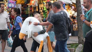 Gęsie szaleństwo w górskich kurortach. Dlaczego pluszowy ptak to hit wakacji