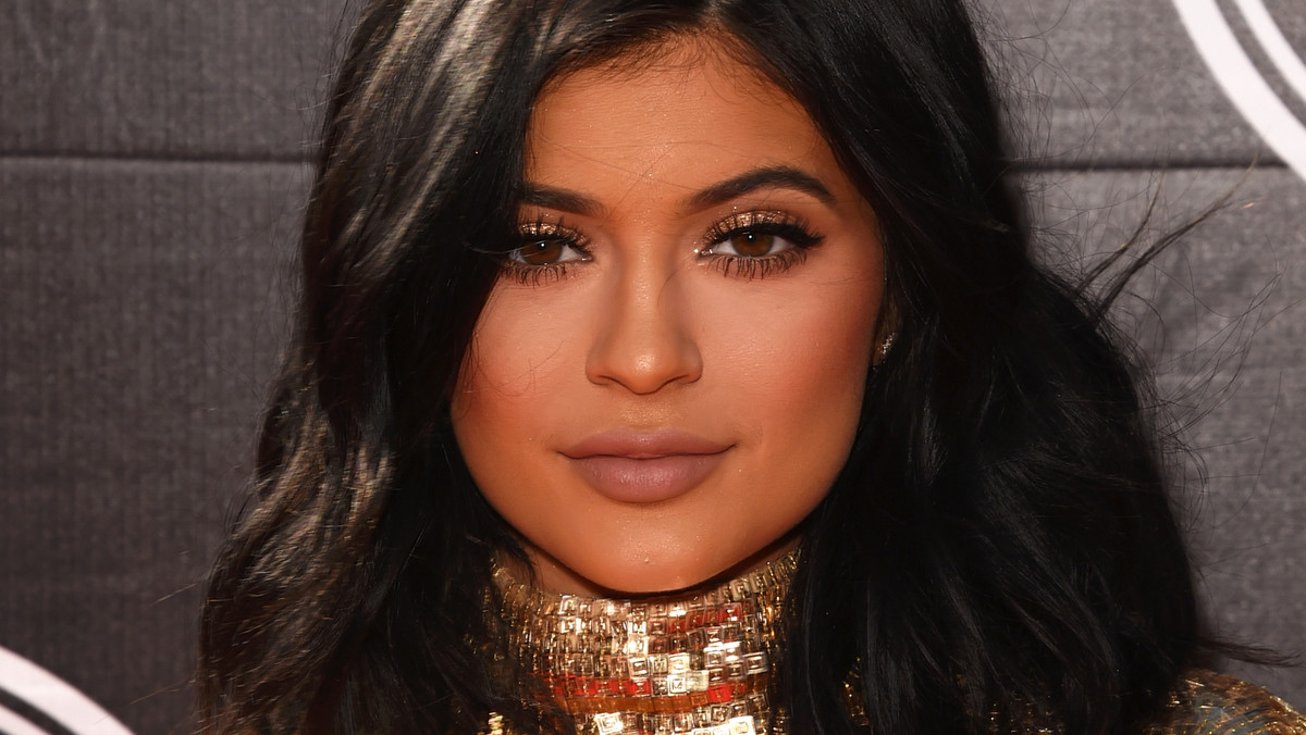 Gwiazdy coraz mniej wstydzą się pokazywać bez makijażu i coraz częściej same publikują zdjęcia. Do ich grona dołączyła właśnie Kylie Jenner, która na swoim Instagramie zamieściła zdjęcie w wersji "sauté". Jak celebrytka wygląda o poranku? Różnica jest ogromna!