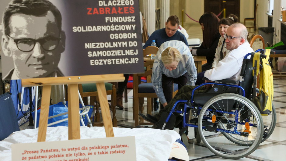 Protest osób z niepełnosprawnością w Sejmie