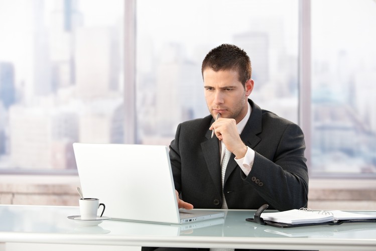 Zazdrośnicy są do głębi nieszczęśliwi, bo nie potrafią cieszyć się tym, co mają. Co więcej, szczerze drażnią ich dobre rzeczy przydarzające się innym. Podskórnie czują, że jeśli komukolwiek powinno przytrafić się coś dobrego, to im. Szef zazdrośnik będzie dbał, by pracownicy w jego zespole nie rozwijali swojego potencjału i nie odnosili sukcesów.