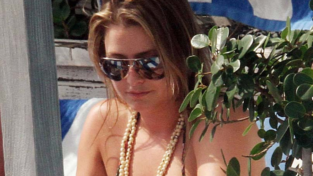 Holly Valance na basenie w Miami Beach