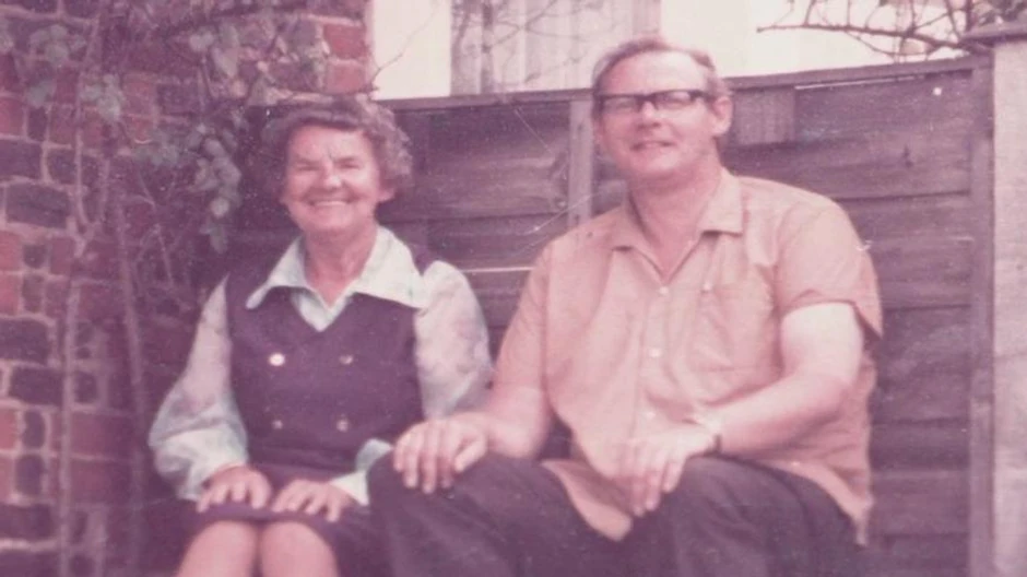Entoni, na slici sa majkom, kojoj je bio privržen. Umrla je nikad ne saznavši ko joj je ubio sina | Foto: BBC