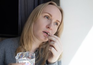 Ukoliko postoji manjak vitamina koji doprinose umoru, najpre treba probati da se oni nadoknade sa ishranom a zatim i sa suplementima