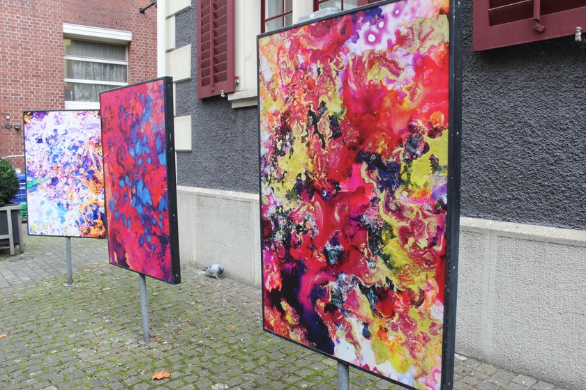 Die Ausstellung «Language of Color» von Maya Rochat wird von Tableau Zurich im Innenhof der Stadelhofer Passage gezeigt. 