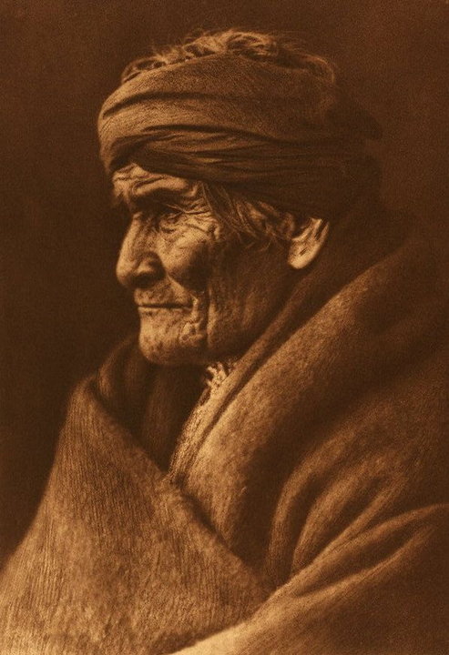 Geronimo w wieku 75 lat (marzec 1905 r., domena publiczna).