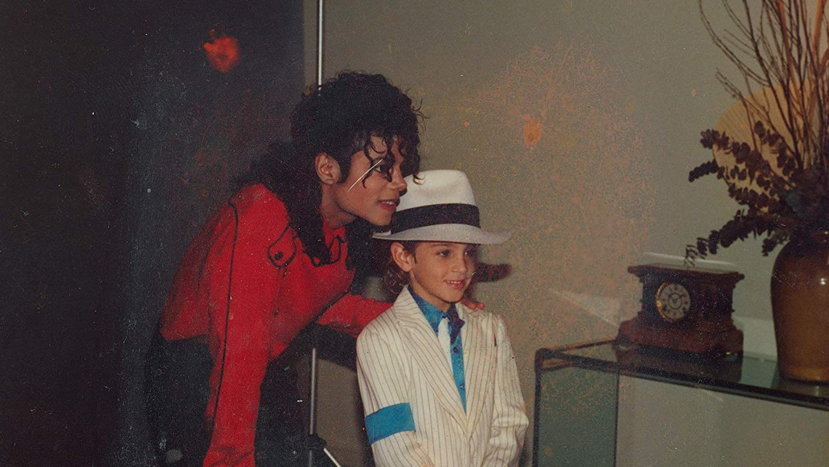 W sieci zadebiutował oficjalny zwiastun głośnego filmu dokumentalnego "Leaving Neverland" opowiadającego historię dwóch mężczyzn, którzy mieli być molestowani przez króla popu, Michaela Jacksona. Obraz będzie emitowany na początku marca na antenie HBO w Stanach Zjednoczonych i Wielkiej Brytanii. Mówi się, że później dokument pojawi się na platformie HBO GO.