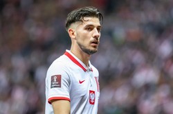 Jakub Moder przeszedł kolejną operację kolana. Szansa na grę na mundialu minimalna