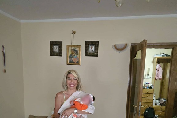 PRINOVA U PORODICI JOVANE JEREMIĆ Voditeljka objavila sliku sa bebom: "Samo ja znam šta sam osetila kada sam je uzela u naručje"