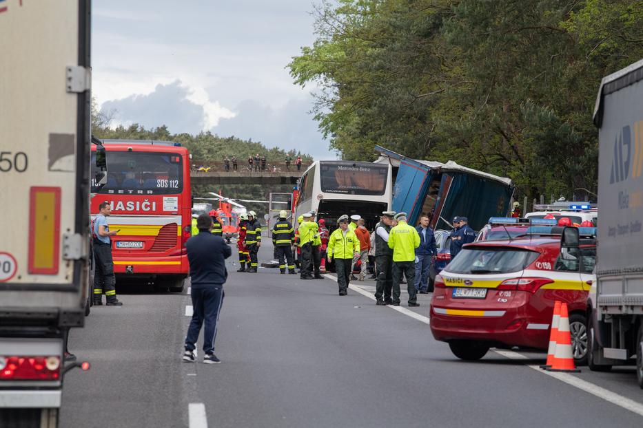 Szlovák sajtóértesülések szerint valószínűsíthető, hogy a magyar busz sofőrje elaludt a baleset előtt / Fotó: MTI/TASR/TASR/Michal Svítok