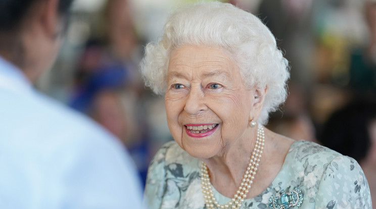 Melltartó nélkül, félmeztelenül találkozott rendszeresen egy boltossal II. Erzsébet /Fotó: Northfoto