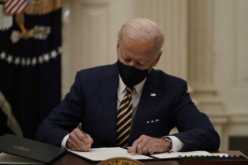 Bajden je još prvog dana potpisao niz ukaza