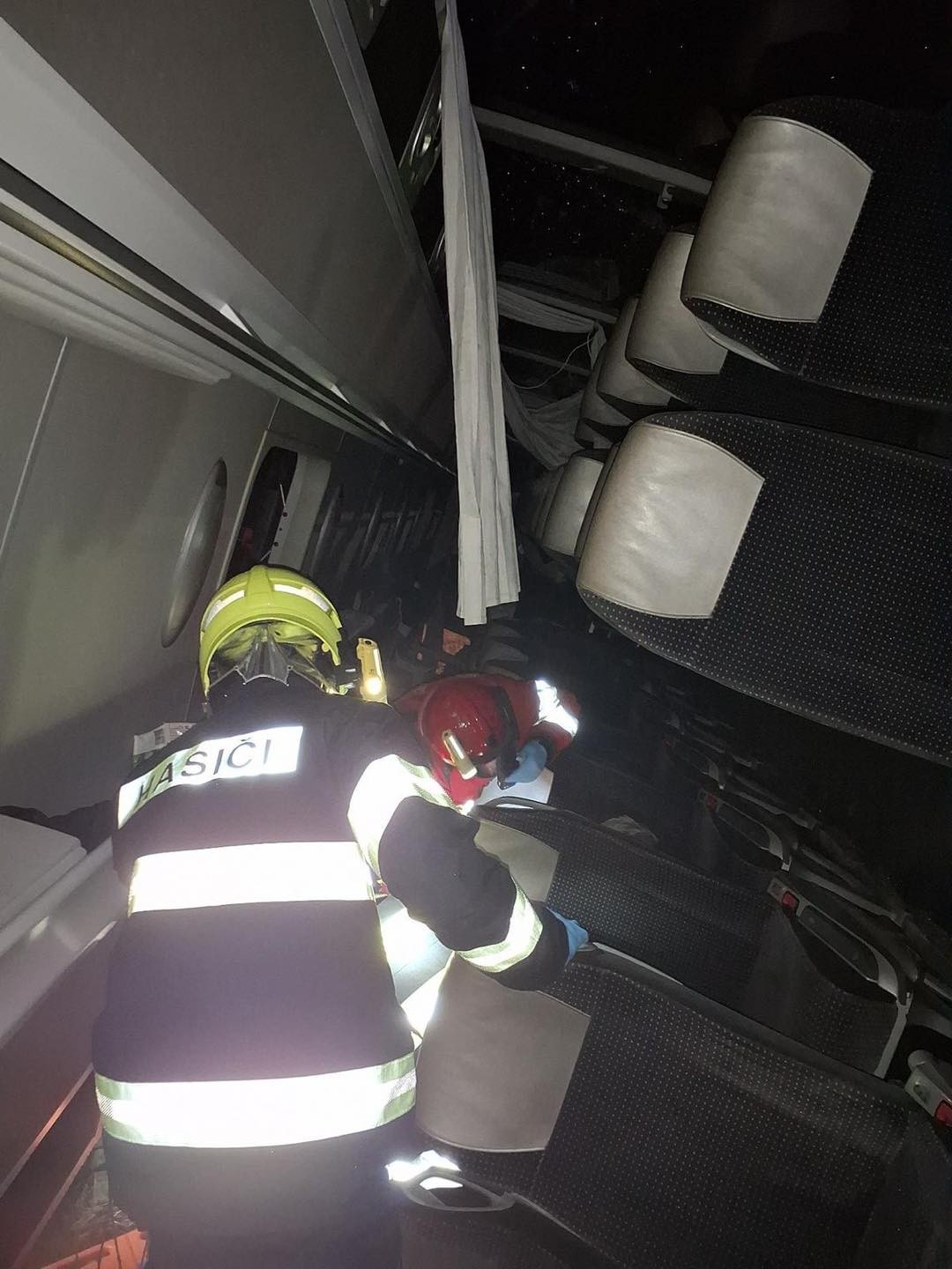 Na D1 smerom do Bratislavy došlo k nehode diaľkového autobusu.