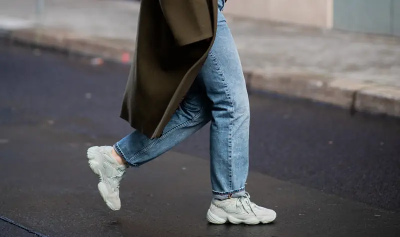 Mom jeans i sneakersy / Getty Images / Christian Vierig / Contributor