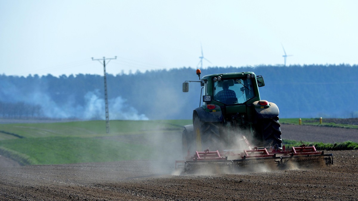 prace polowe traktor wieś pole rolnicy