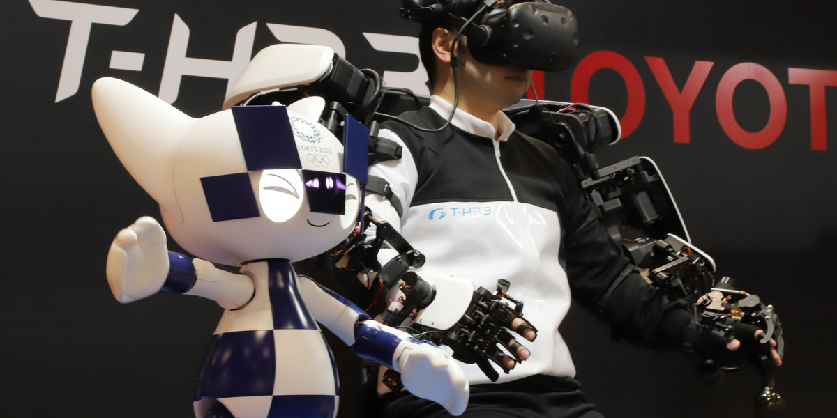 Maskotką igrzysk jest robot Miraitowa, który ma witać zawodników i gości w różnych punktach rozgrywającej się w stolicy Japonii imprezy. 