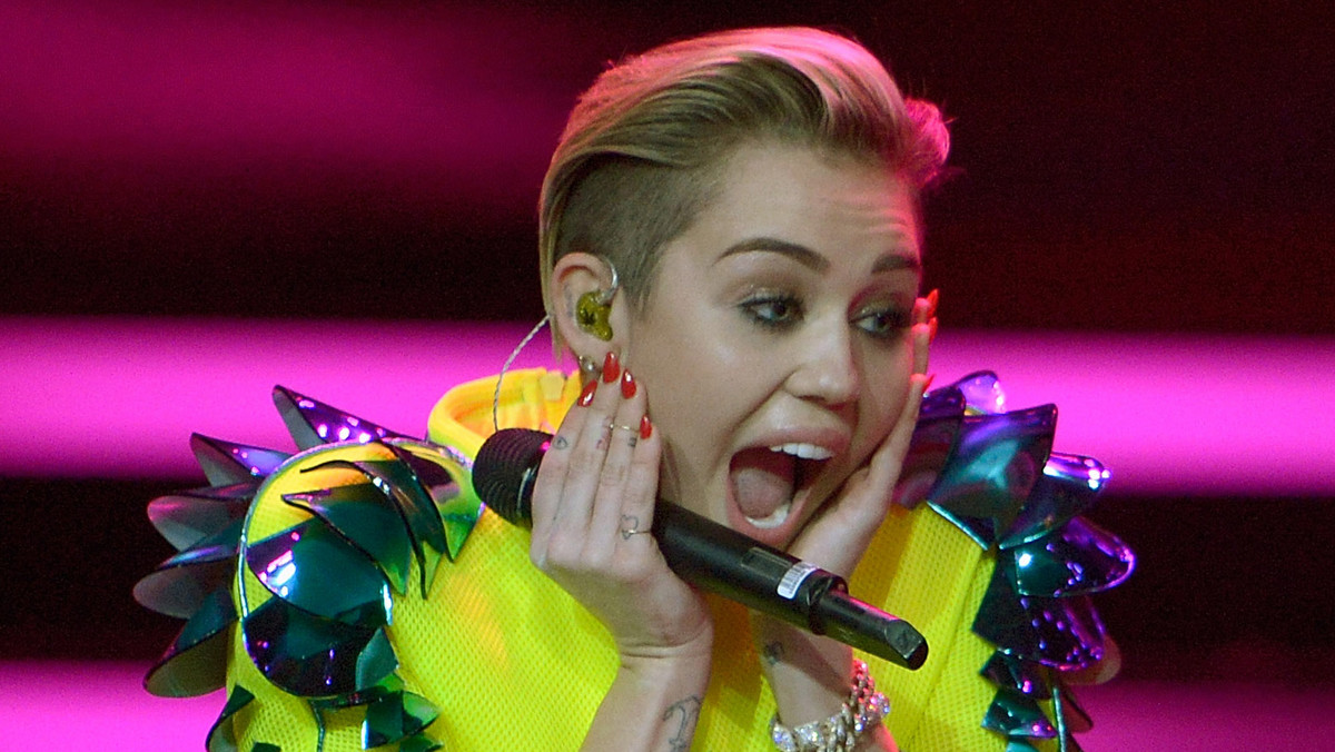 Stacja MTV z okazji 21. urodzin wokalistki, Miley Cyrus planuje 24 listopada poświęcić jej osiem godzin antenowego czasu.