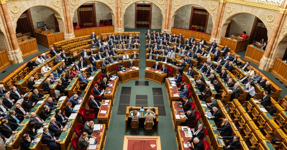 ATM-ek telepítése, magyar állampolgárság felfüggesztése: fontos törvényjavaslatokat tárgyal ma a parlament, itt a napirend