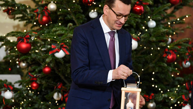 Premier Morawiecki opublikował zdjęcia z domu. Wraz z rodziną ubierał choinkę