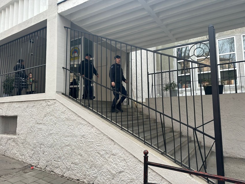 Policajci ispred "Ribnikara"