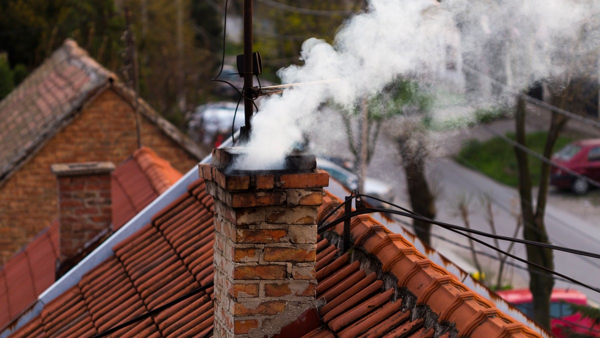 Dąbrowa Górnicza i Sosnowiec dobrze wiedzą, czym pachnie smog. Szczególnie w zimie – gdy każdy marzy o ożywczym, mroźnym powietrzu, ale zamiast tego płuca wypełniają cuchnące spaliny i pyły. Jak możemy się przed tym obronić? Maseczki antysmogowe, czy – w skrajnych przypadkach – niewychodzenie z domu pomagają tylko na chwilę. A potrzebne są rozwiązania systemowe, takie, które usuną źródło problemu, a nie będą maskować skutków.