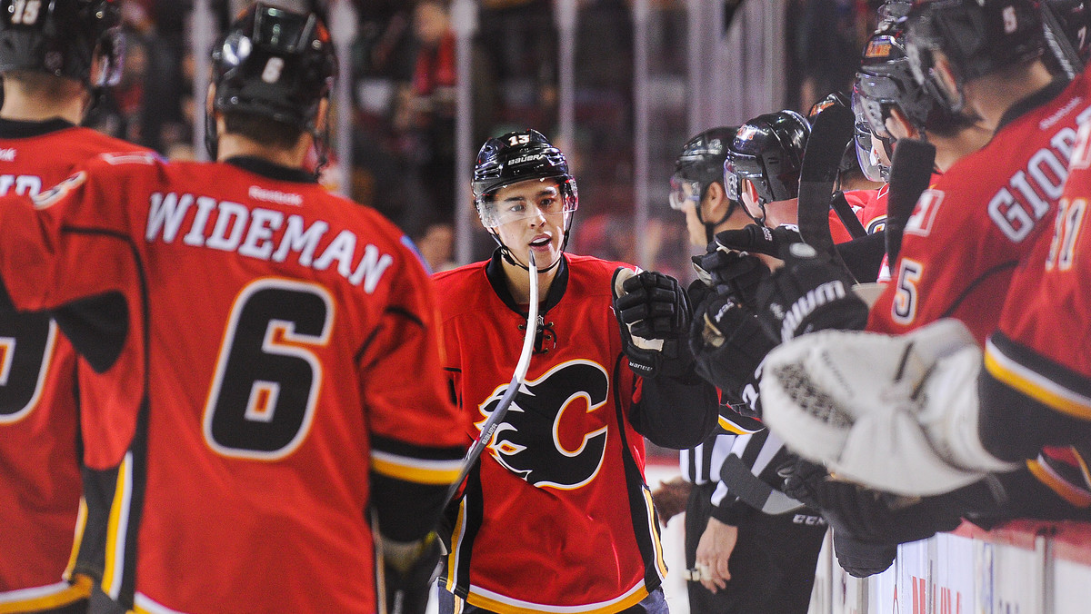 Calgary Flames doskonale spisują się w ostatnim czasie we własnej hali. Scotiabank Saddledome to prawdziwa twierdza, hokeiści Płomieni wygrywają w niej niezmiennie od 11. spotkań. Tym razem w derbach prowincji Alberta pokonali Edmonton Oilers 5:3.