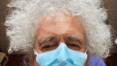 Breaking! Kórházban a Queen legendás gitárosa: járásképtelen és aludni sem tud a fájdalomtól