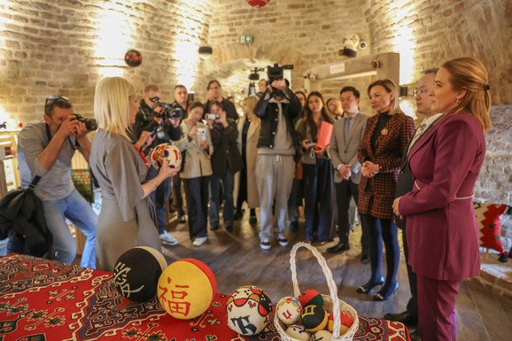 Srbija dobija suvenir koji spaja tradiciju, diplomatiju i turizam: Lopte sa ćiriličnim i kineskim pismom