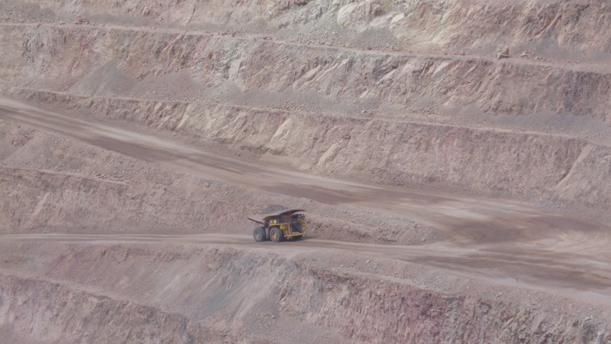 Gigantyczne ciężarówki na zboczach chilijskiej odkrywki KGHM wyglądają jak dziecięce zabawki.<br><br> fot. Bartłomiej Mayer