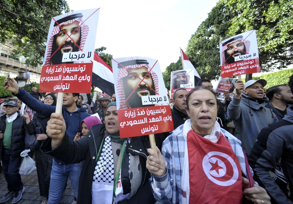 Sa jučerašnjeg protesta u Tunisu protiv posete saudijskog krunskog princa, koji je krenuo u regionalnu turneju pre odlaska na samit G20 u Argentini