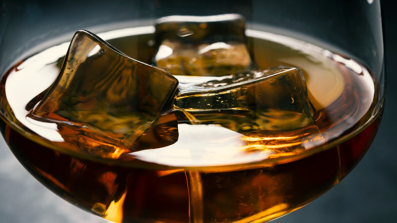 Pohár whisky patrí medzi destilované alkoholické nápoje, ktoré podľa proktologičky predstavujú pre črevá a črevnú mikrobiotu najväčšiu záťaž.
