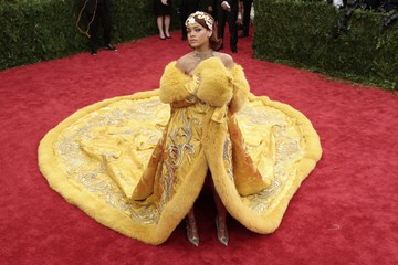 2015 Rihanna - Az énekesnő ebben az évben sem  maradt észrevétlen. Egy Guo Pei által tervezett, arany hímzéses, drámai uszályos köpenyt viselt. A látványos, kézzel készült darab szintén tökéletesen illeszkedett az est "China: Through the Looking Glass" tematikájához