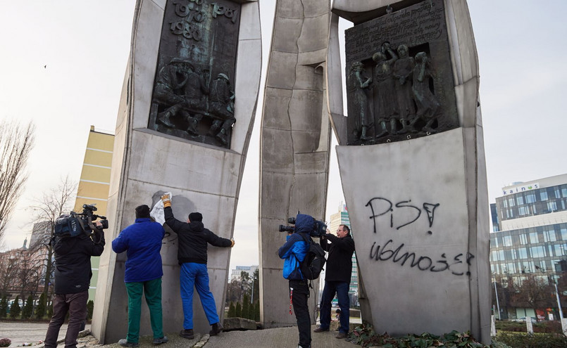 We wtorek rano na trzech krzyżach tworzących monument pojawiły się polityczne napisy