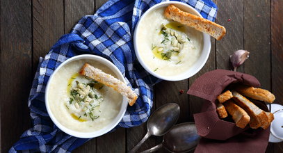 Te dodatki ze zwykłej zupy serowej zrobią sycący obiad, który zachwyci wszystkich smakiem