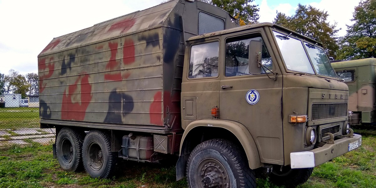 To jeden z samochodów wystawionych przez Agencję Mienia Wojskowego