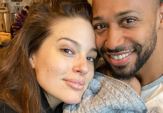 Ashley Graham podzieliła się doświadczeniem zmieniania pieluchy dziecku na sklepowej podłodze. Co na to inne matki?