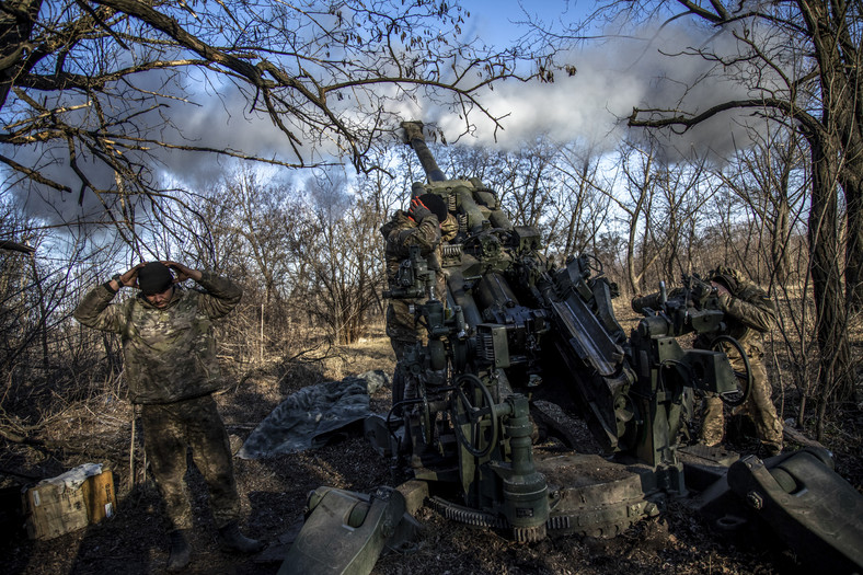 Ukraińscy żołnierze strzelający z działa artyleryjskiego celując w rosyjskie pozycje na linii frontu w pobliżu Bachmutu, 5 marca 2023 r.