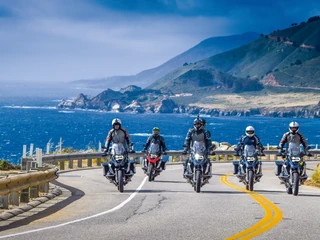 Jedną z największych atrakcji kalifornijskiej eskapady jest przejazd autostradą Pacific Coast Highway, która ma ponad 1000 km długości i wije się nad Oceanem Spokojnym 