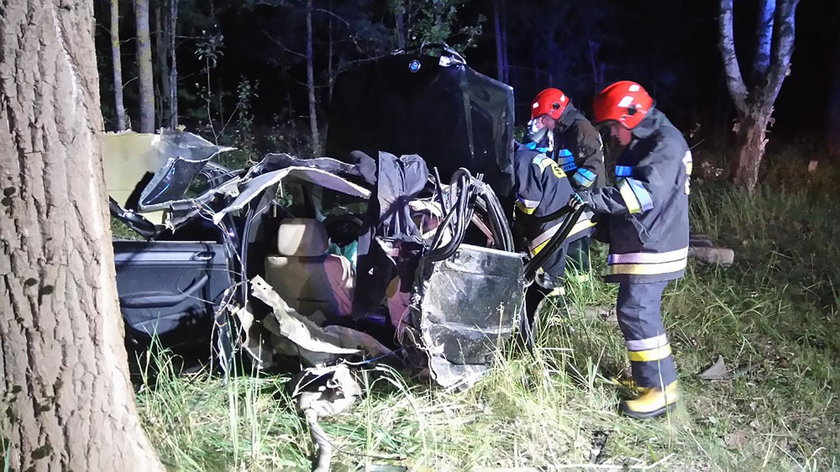 Podlasie. Wypadek na krajowej 65. BMW uderzyło w drzewo