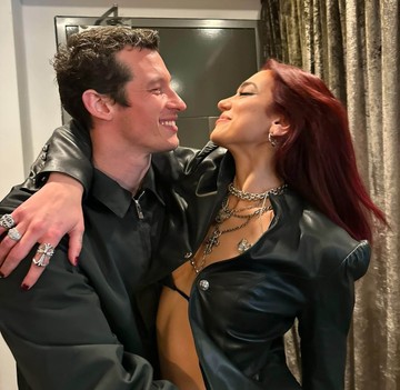 Dua Lipa és Callum Turner párosát először 2024 januárjában kapták együtt lencsevégre a lesifotósok. Akkor egy premier after party-ján olvadtak egymásba. 