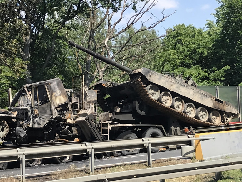Zderzenie ciężarówek przewożących czołgi. Pożar na A6 - Dziennik.pl