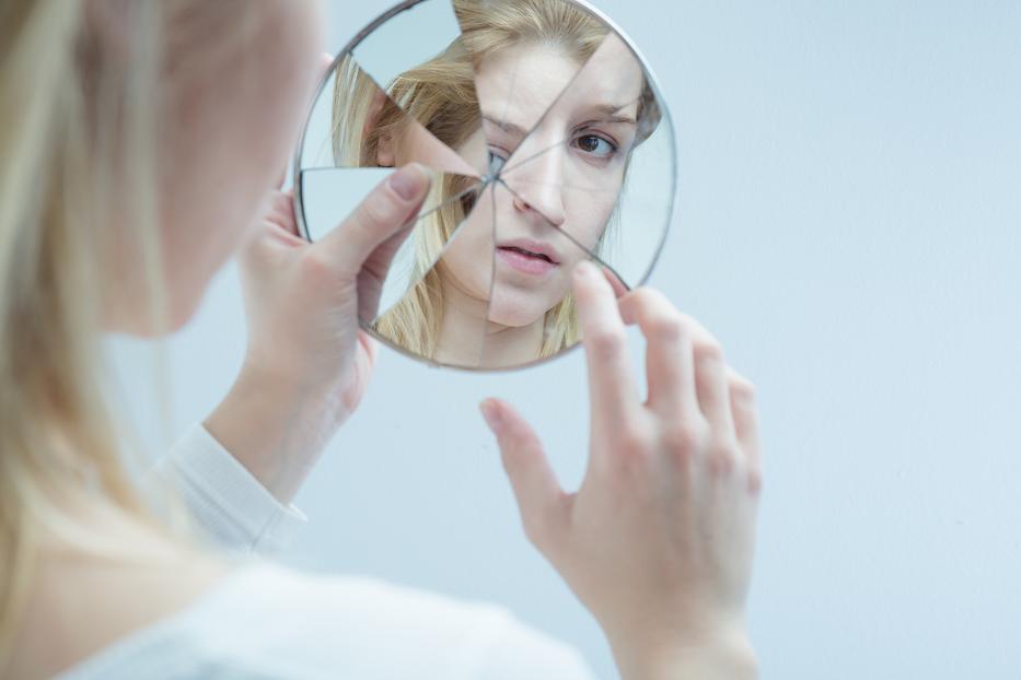 Mit csináljak, ha összetörtem egy tükröt? Fotó: Getty Images
