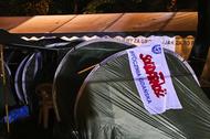 Miasteczko namiotowe zbudowane przez zwią?zkowców przed Sejmem pierwszego dnia Ogólnopolskich Dni Protestu.