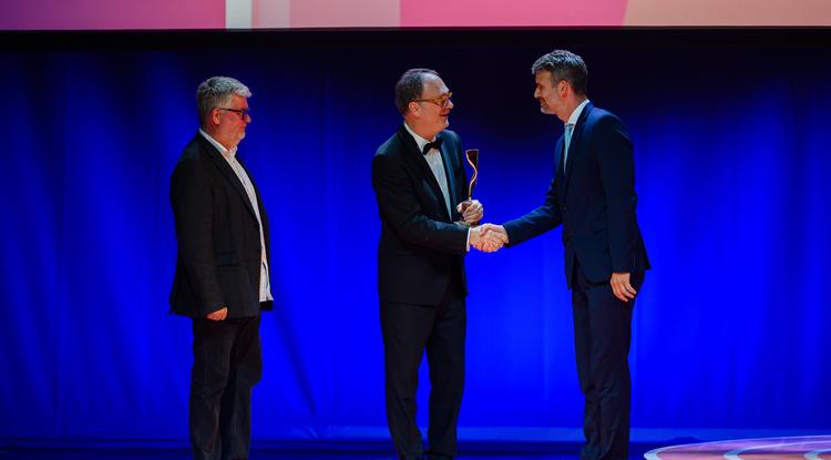 Tősér Ádám rendező és Lajos Tamás producer átveszi a legjobb játékfilmnek járó díjat a Blokád című alkotásért