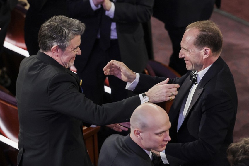 Peter Strogan (levo) i Rejf Fajns (desno) nakon što je objavljeno da je Strogan dobio Oskara za najbolji scenario za film Konklava 2025. godine | Foto: EPA