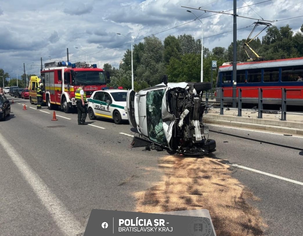 Polícia vyšetruje nehodu, pri ktorej vodič v Bratislave narazil do zábradlia.