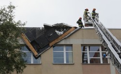 Burza nad Warszawą. Połamane drzewa, uszkodzone samochody. Zobacz ZDJĘCIA