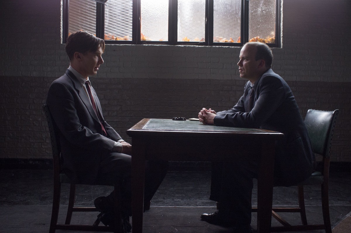 Benedict Cumberbatch (z lewej) jako Alan Turing w filmie "Gra tajemnic"