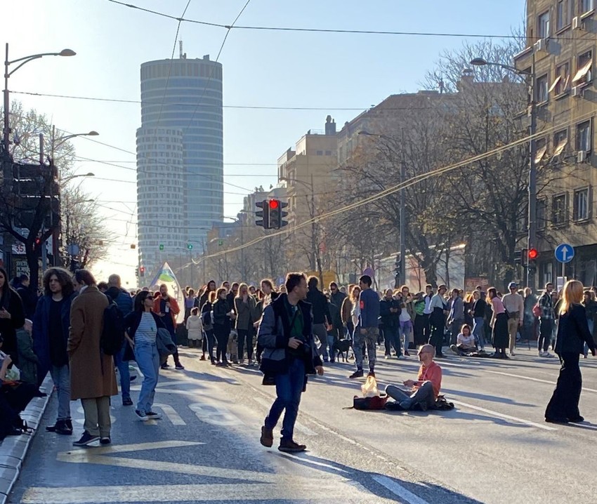 Grupa studenata je oko 14 sati izašla iz Birčaninove u Ulicu kneza Miloša koju će, prema najavama, blokirati do 18 sati