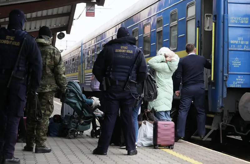 Mieszkańcy Ukrainy ewakuują się do Polski i przybywają m.in. na dworzec w Przemyślu