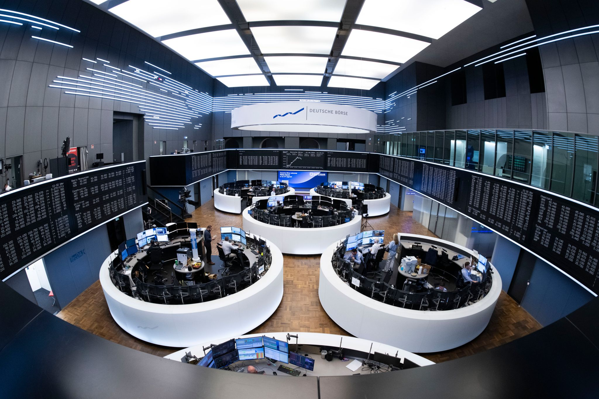 DAX gespalten: Finanzsektor boomt, Autoindustrie bricht ein